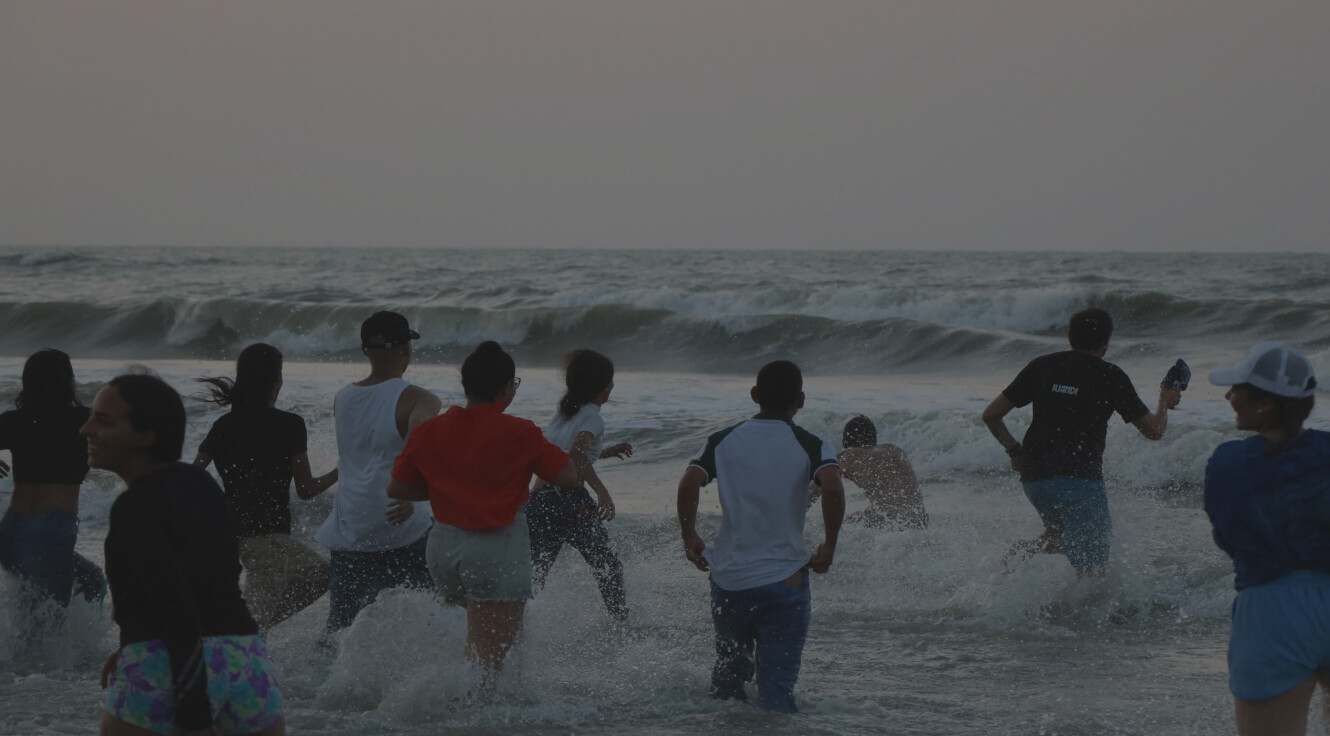 Niños corriendo hacia el mar