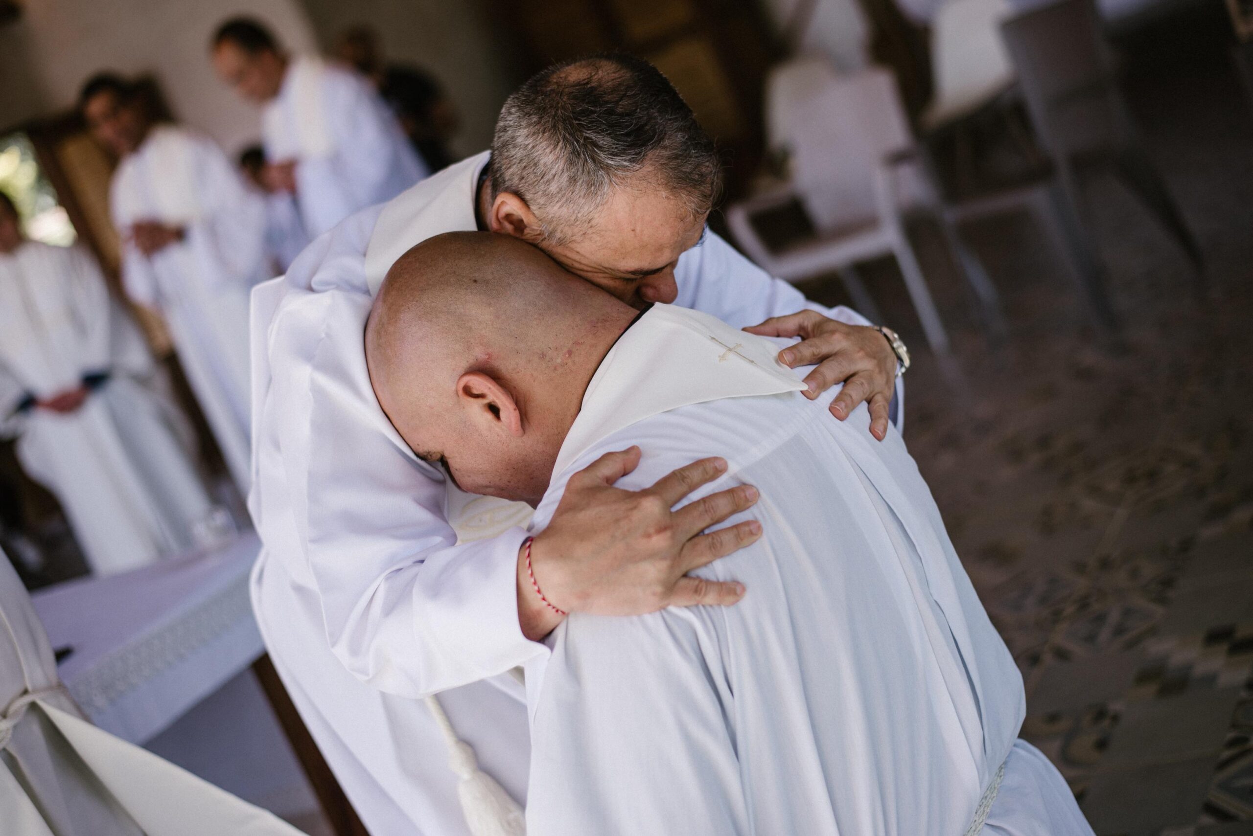 Abrazo fraterno entre sacerdotes en ERES