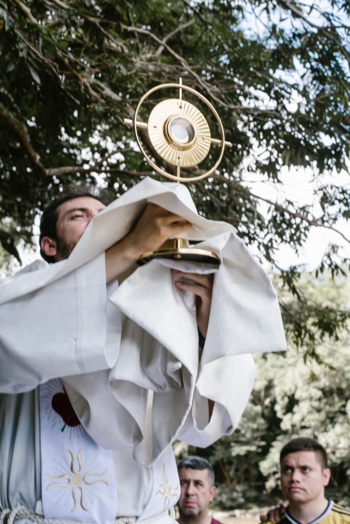 Sacerdote en adoración durante Eres