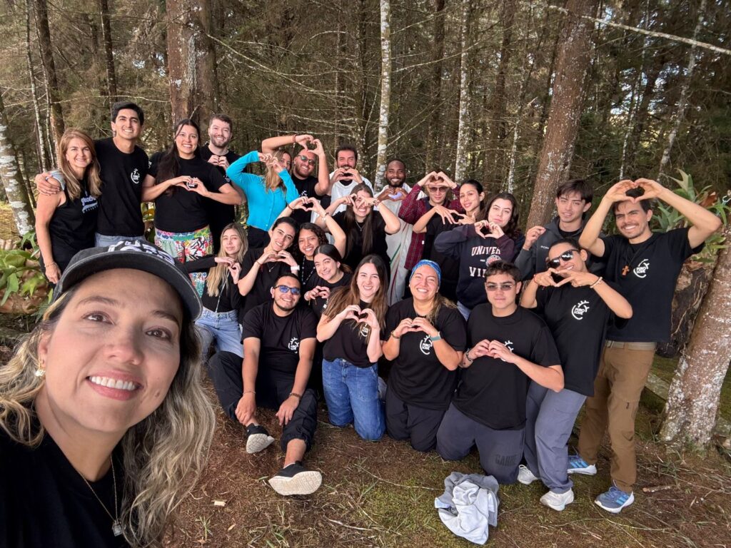 Martha Moreno con un grupo de jóvenes en una experiencia de Puro Love
