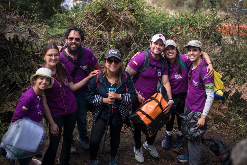 Tatiana Fandiño con un grupo de misión de Puro Love