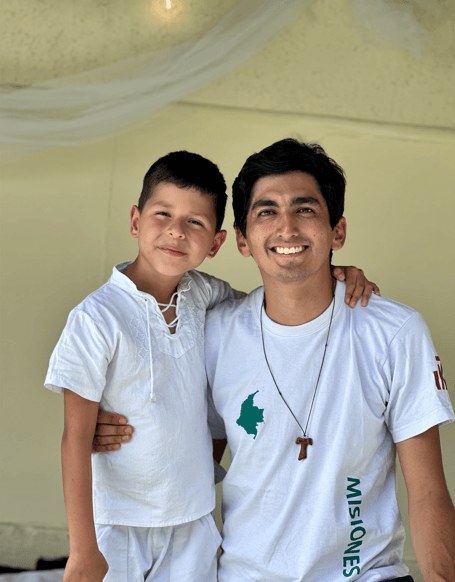 Germán Tovar con un niño durante una misión