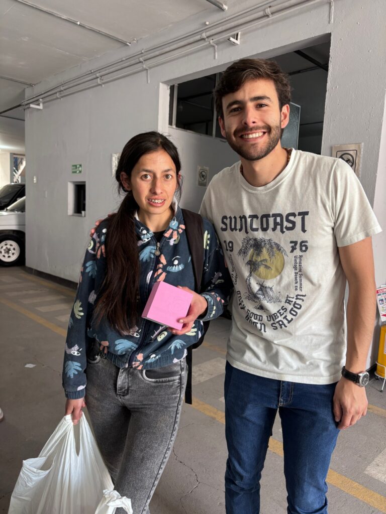 Juan Pablo Barco con una joven durante una misión