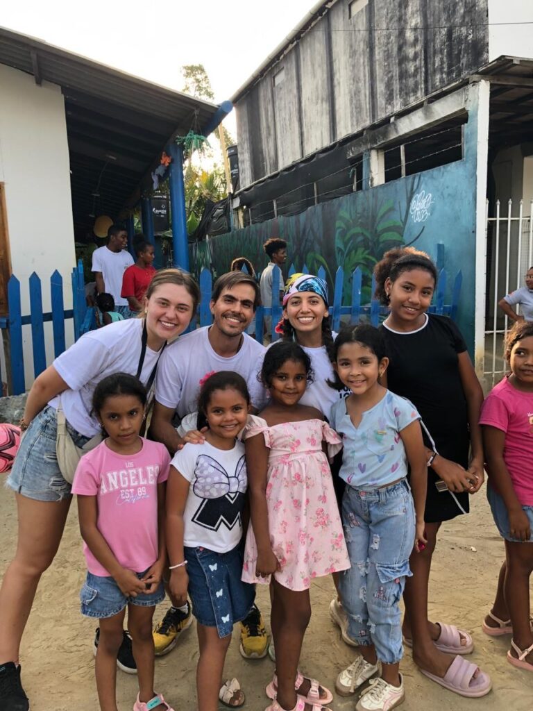Andrés y Sandra con un grupo de niñas en misión